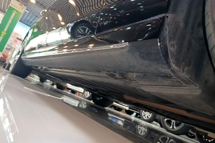Used Mercedes-Benz E-Class 2018 Restyled E 300 L Sport Luxury Edition Right Side Sill