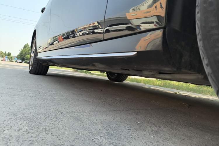 Used Mercedes-Benz E-Class 2018 Restyled E 300 L Sporty and Stylish Edition Right Side Sill