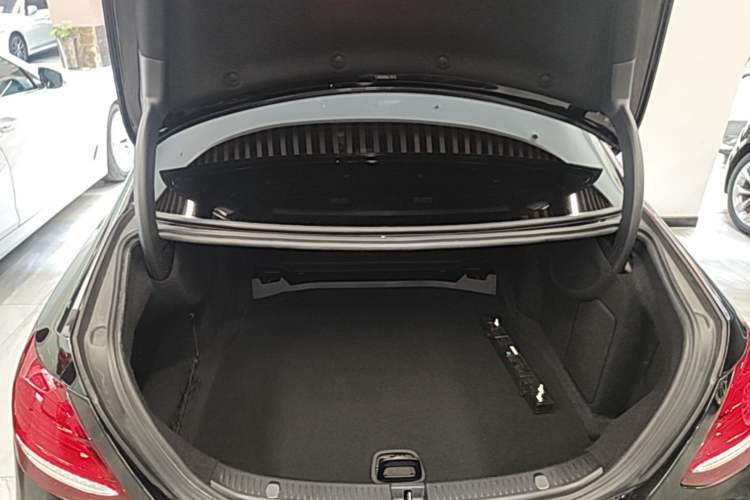 Used Mercedes-Benz E-Class 2018 E 200 L Trunk