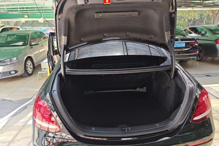 Used Mercedes-Benz E-Class 2018 E 200 L Trunk