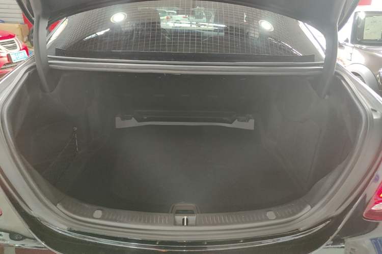 Used Mercedes-Benz E-Class 2018 E 200 L Trunk