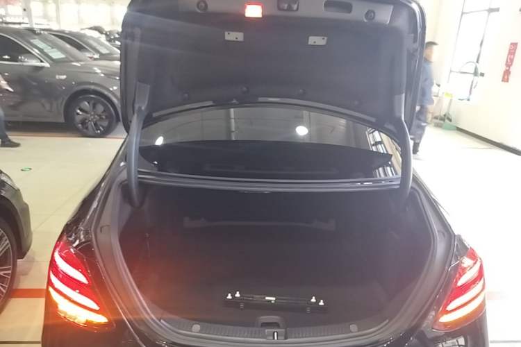 Used Mercedes-Benz E-Class 2018 Facelift E 200 L 4MATIC Trunk