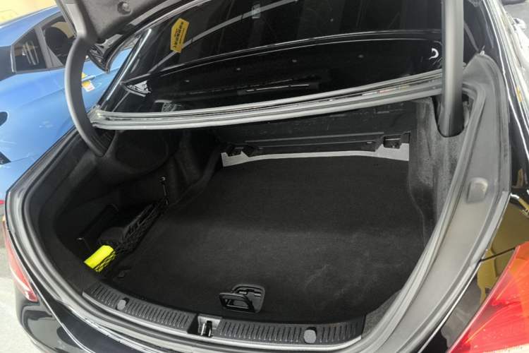 Used Mercedes-Benz E-Class 2018 Facelifted E 300 L Stylish Version Trunk