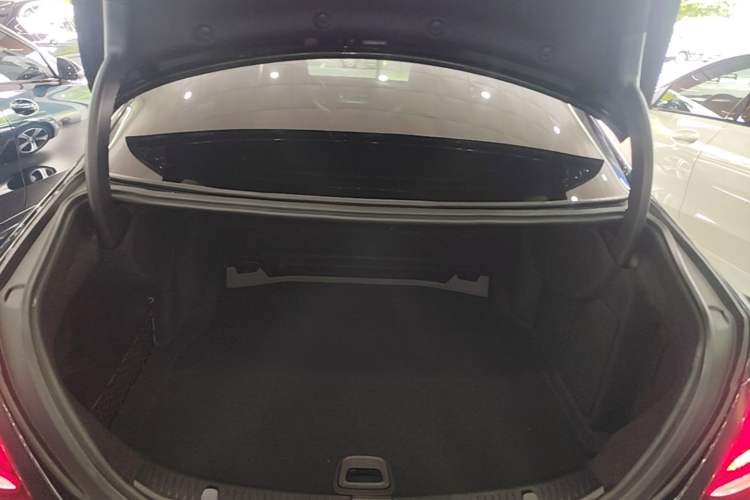 Used Mercedes-Benz E-Class 2018 Facelift E 200 L Sport Edition Trunk