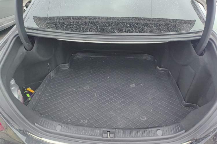 Used Mercedes-Benz E-Class 2018 Facelifted E 300 L Stylish Version Trunk