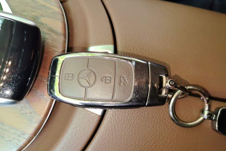 Used Mercedes-Benz E-Class 2018 Facelift E 200 L 4MATIC Vehicle Key