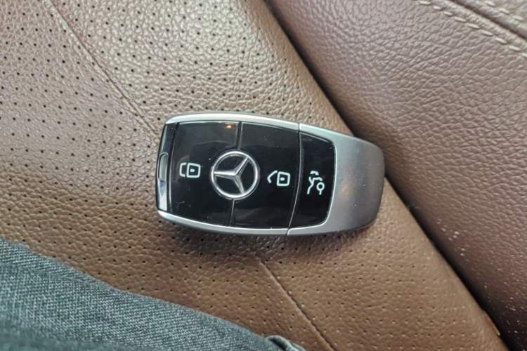 Used Mercedes-Benz E-Class 2018 Facelifted E 300 L Stylish Version Vehicle Key