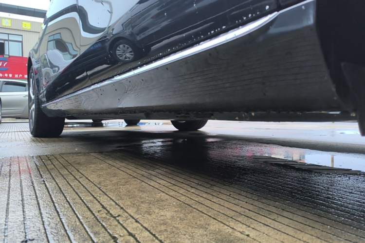 Used Mercedes-Benz E-Class 2018 Facelifted E 300 L Stylish Version Left Side Sill