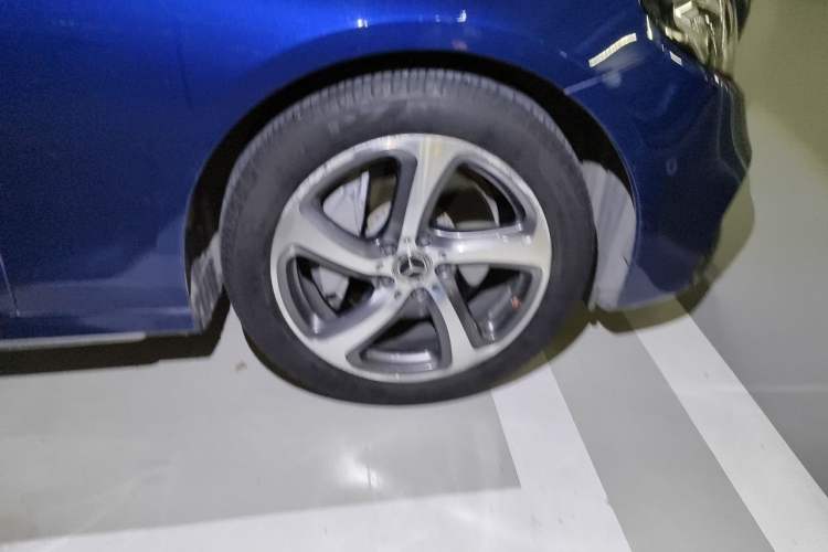 Used Mercedes-Benz E-Class 2018 Restyled E 300 L Sporty and Stylish Edition Right Front Wheel Hub