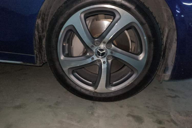 Used Mercedes-Benz E-Class 2018 Restyled E 300 L Sporty and Stylish Edition Right Front Wheel Hub