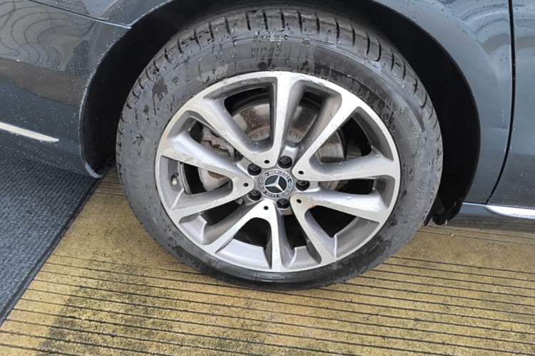 Used Mercedes-Benz E-Class 2018 Facelifted E 300 L Stylish Version Right Rear Wheel Hub