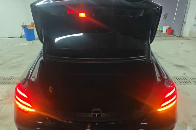Used Mercedes-Benz E-Class 2018 E 200 L Sport Edition Trunk