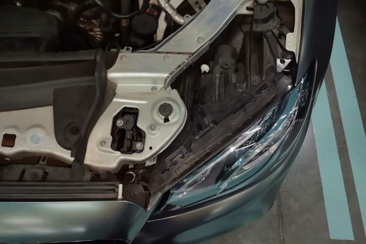 Used Mercedes-Benz E-Class 2018 E 300 L Sport Luxury Edition Engine Bay Left