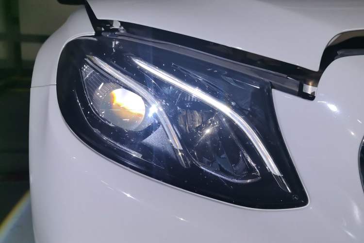 Used Mercedes-Benz E-Class 2018 Restyled E 300 L Sport Luxury Edition Right Front Headlight