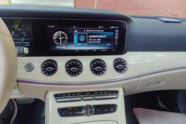 Used Mercedes-Benz E-Class 2018 E 200 4MATIC Convertible Coupe Audio And AC Panel