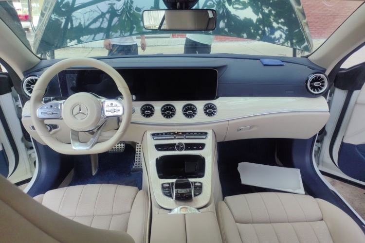 Used Mercedes-Benz E-Class 2018 E 200 4MATIC Convertible Coupe Center Console