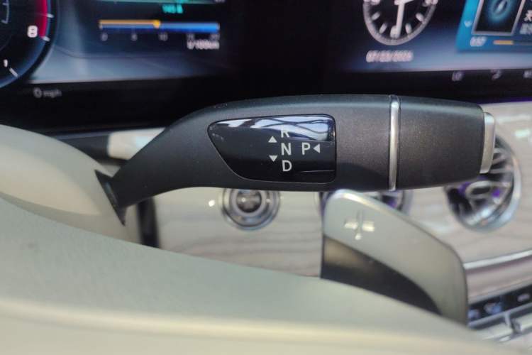 Used Mercedes-Benz E-Class 2018 E 200 4MATIC Convertible Coupe Gear Lever