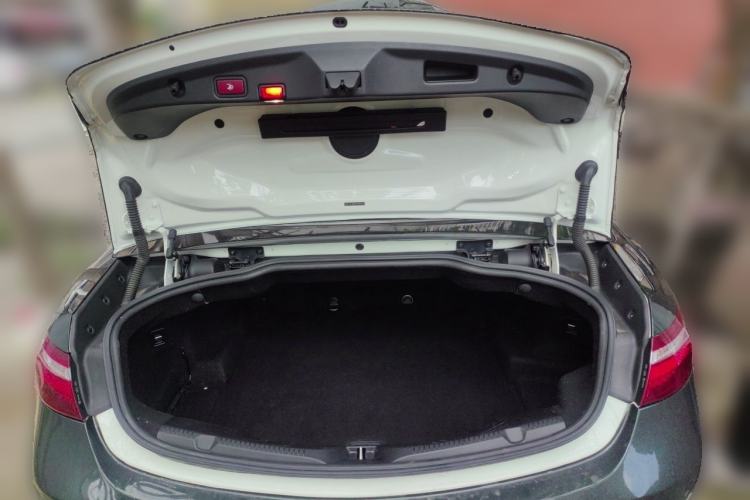 Used Mercedes-Benz E-Class 2018 E 200 4MATIC Convertible Coupe Trunk