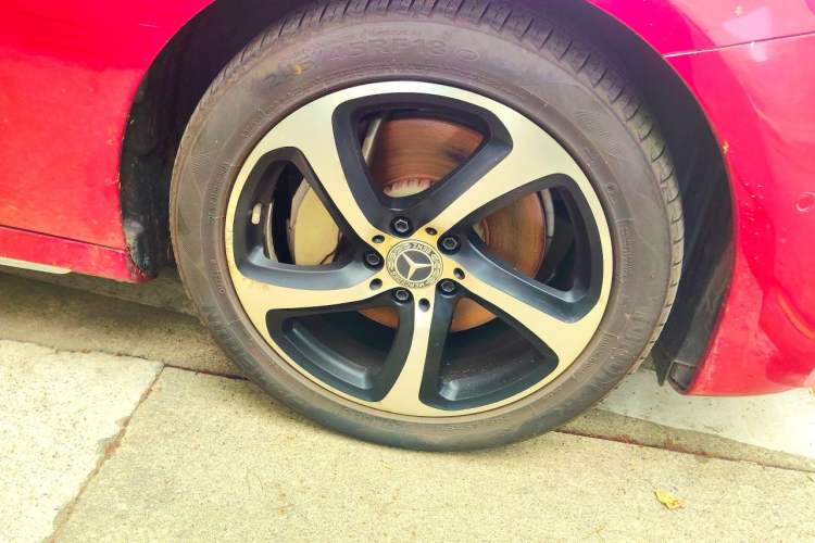 Used Mercedes-Benz E-Class 2018 Restyled E 300 L Sporty and Stylish Edition Right Front Wheel Hub