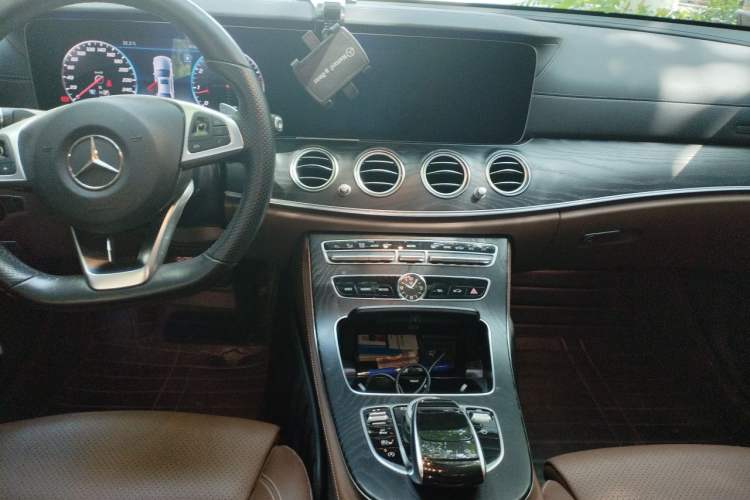 Used Mercedes-Benz E-Class 2018 E 200 L Sport Edition Center Console