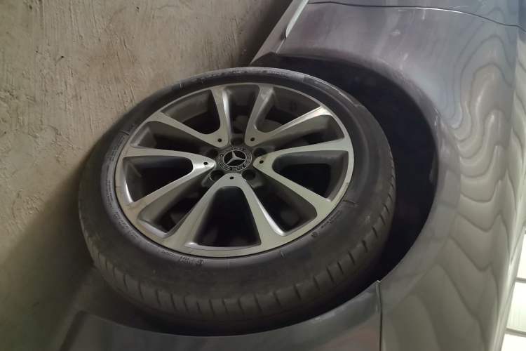 Used Mercedes-Benz E-Class 2018 Facelift E 300 L Luxury Edition Right Front Wheel Hub
