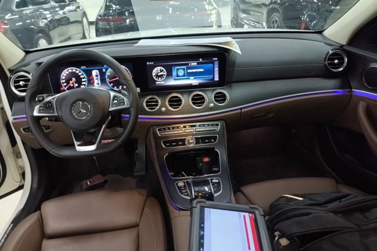 Used Mercedes-Benz E-Class 2018 Facelift E 200 L Sport 4MATIC Center Console