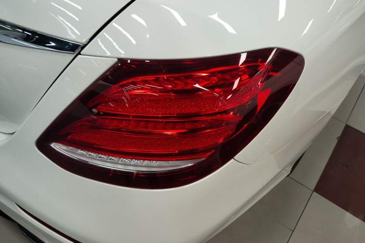 Used Mercedes-Benz E-Class 2018 E 300 L Sporty and Stylish Model Exterior 3