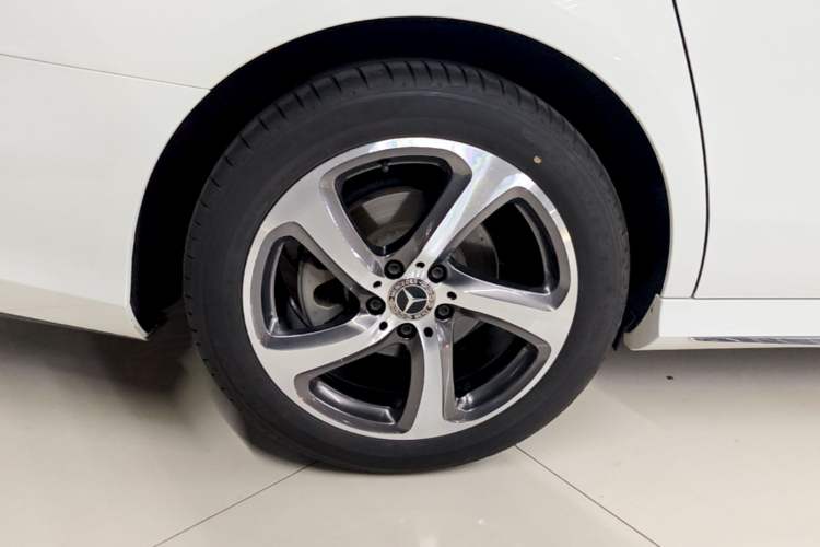 Used Mercedes-Benz E-Class 2018 E 300 L Sporty and Stylish Model Exterior 5