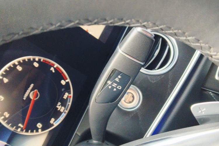 Used Mercedes-Benz E-Class 2018 E 300 L Sporty and Stylish Model Gear Lever