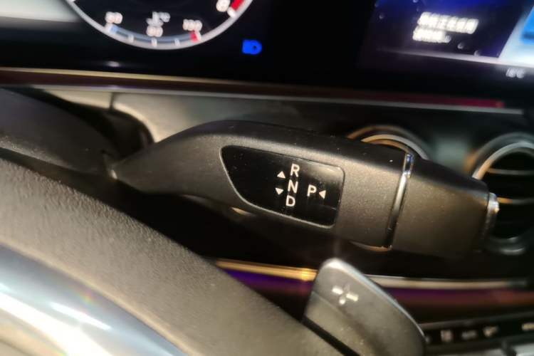 Used Mercedes-Benz E-Class 2018 Restyled E 300 L Sporty and Stylish Edition Gear Lever
