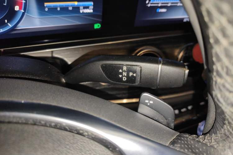 Used Mercedes-Benz E-Class 2018 E 300 L Sporty and Stylish Model Gear Lever