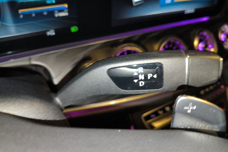 Used Mercedes-Benz E-Class 2018 E 200 4MATIC Convertible Coupe Gear Lever