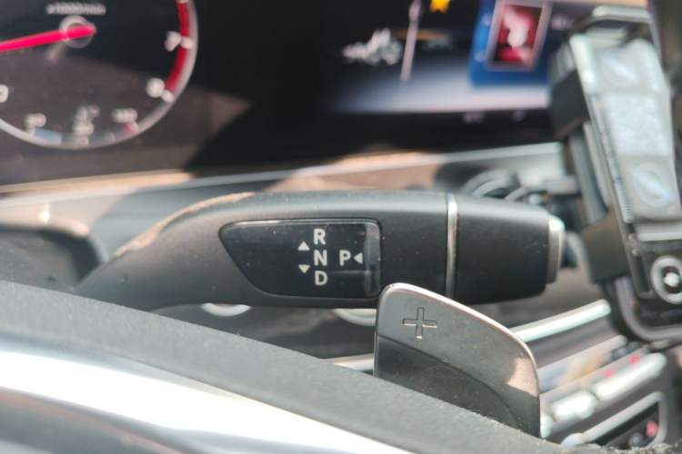 Used Mercedes-Benz E-Class 2018 Restyled E 300 L Sporty and Stylish Edition Gear Lever