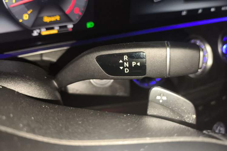 Used Mercedes-Benz E-Class 2018 E 200 Convertible Coupe Gear Lever