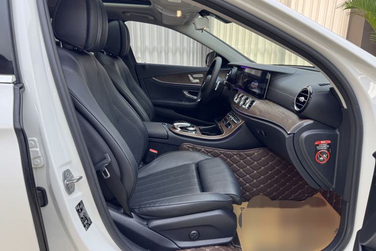 Used Mercedes-Benz E-Class 2018 E 200 L Interior 4