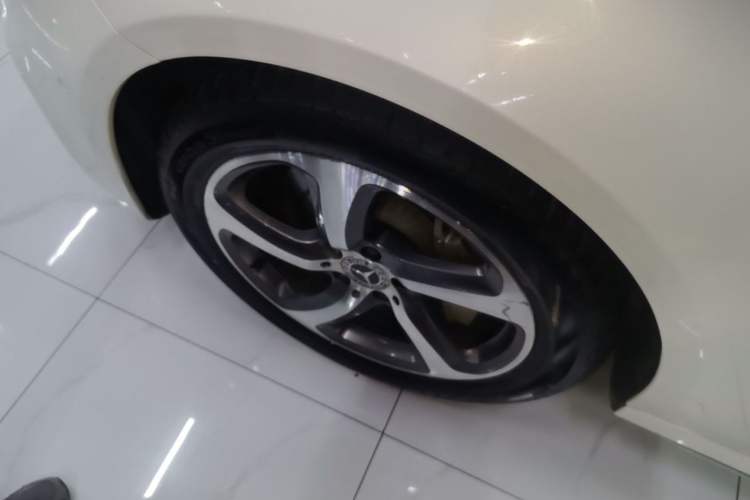 Used Mercedes-Benz E-Class 2018 Restyled E 300 L Sporty and Stylish Edition Left Front Wheel Hub