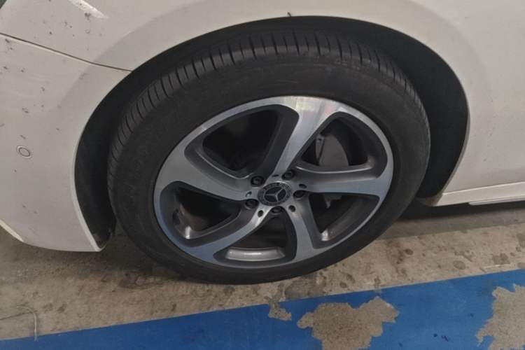 Used Mercedes-Benz E-Class 2018 Restyled E 300 L Sporty and Stylish Edition Left Front Wheel Hub