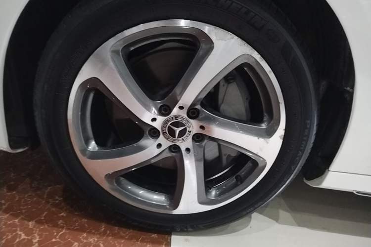 Used Mercedes-Benz E-Class 2018 Restyled E 300 L Sporty and Stylish Edition Left Front Wheel Hub