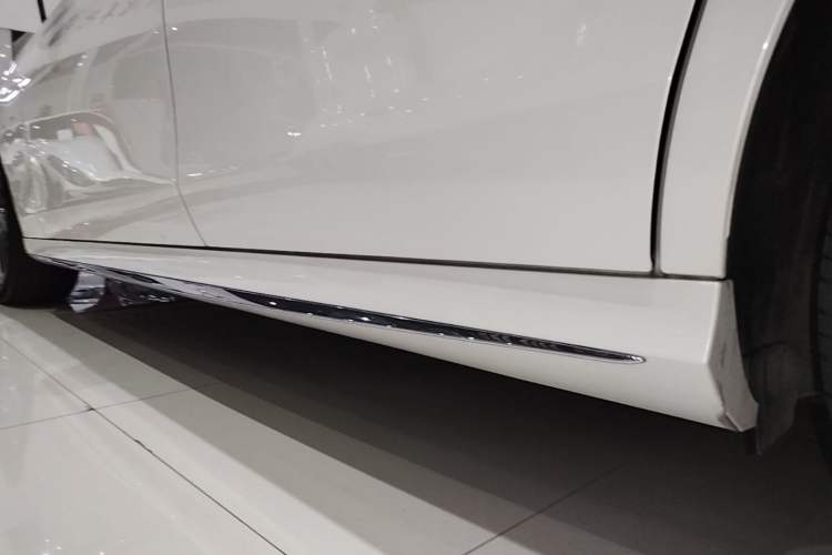 Used Mercedes-Benz E-Class 2018 Restyled E 300 L Sporty and Stylish Edition Left Side Sill