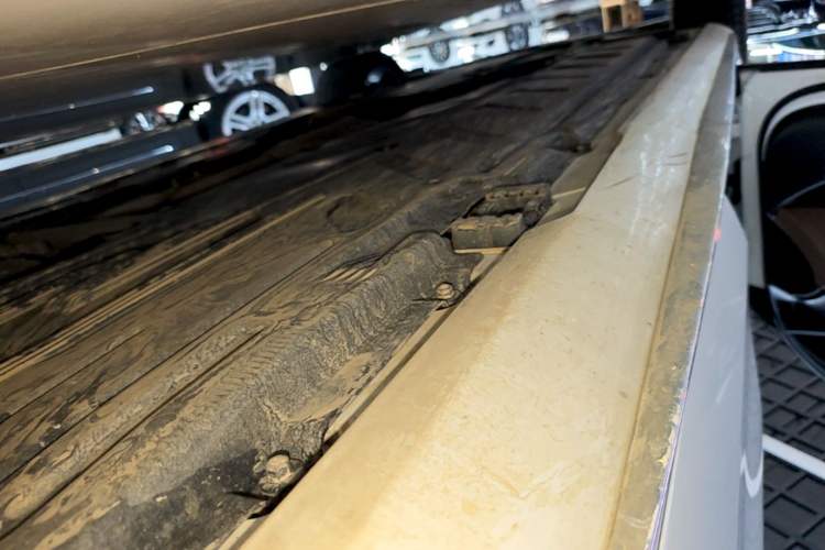 Used Mercedes-Benz E-Class 2018 E 300 L Sporty and Stylish Model Left Side Sill