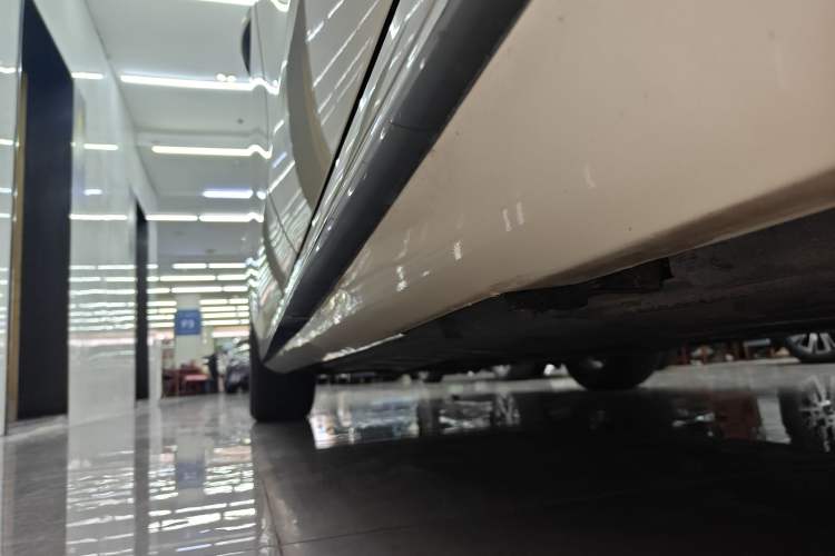 Used Mercedes-Benz E-Class 2018 E 200 L Sport Edition Left Side Sill