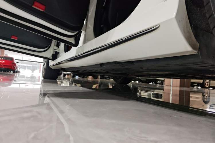 Used Mercedes-Benz E-Class 2018 Facelift E 200 L Sport Edition Left Side Sill