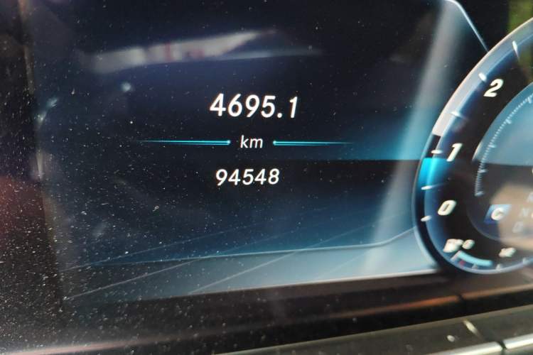Used Mercedes-Benz E-Class 2018 E 200 L Sport Edition Odometer Close Up