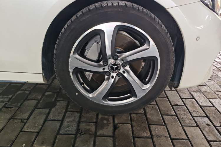 Used Mercedes-Benz E-Class 2018 Restyled E 300 L Sporty and Stylish Edition Right Front Wheel Hub
