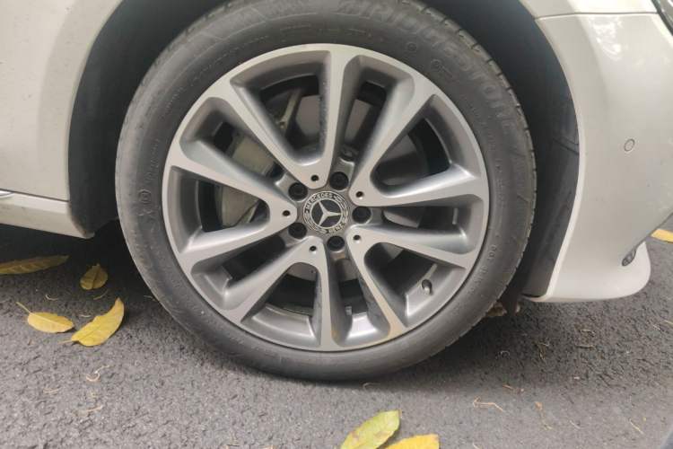 Used Mercedes-Benz E-Class 2018 E 300 L Luxury Model Right Front Wheel Hub
