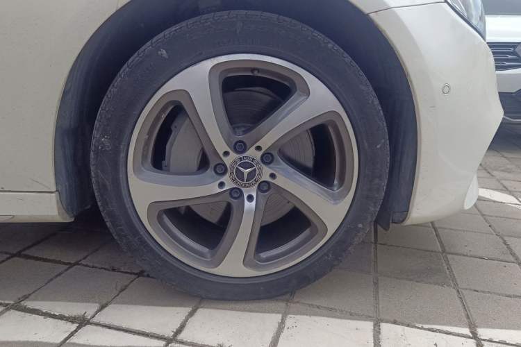 Used Mercedes-Benz E-Class 2018 E 300 L Sport Luxury Edition Right Front Wheel Hub
