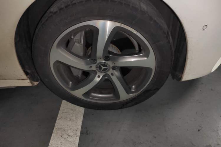 Used Mercedes-Benz E-Class 2018 Restyled E 300 L Sport Luxury Edition Right Front Wheel Hub