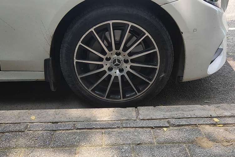 Used Mercedes-Benz E-Class 2018 Restyled E 300 L Sporty and Stylish Edition Right Front Wheel Hub