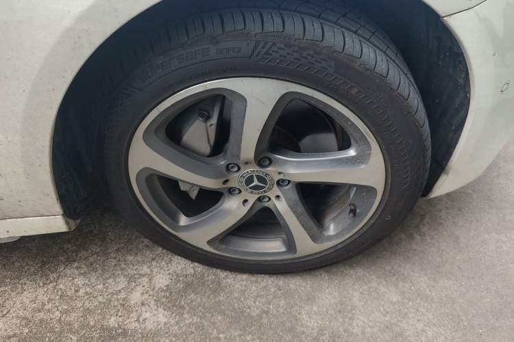 Used Mercedes-Benz E-Class 2018 Restyled E 300 L Sporty and Stylish Edition Right Front Wheel Hub