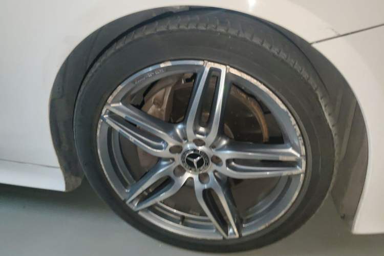 Used Mercedes-Benz E-Class 2018 E 200 Convertible Coupe Right Front Wheel Hub